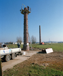 843952 Afbeelding van de restauratie van een schoorsteen die ooit in gebruik is geweest bij een glastuinbouwbedrijf, ...